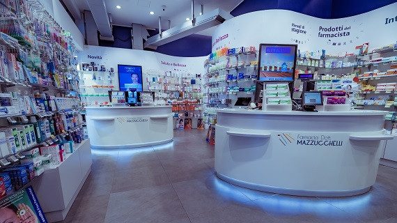 Efficienza e servizio customer oriented: i vantaggi della Farmacia Mazzucchelli, Busto Arsizio (VA) grazie alle vetrine digitali